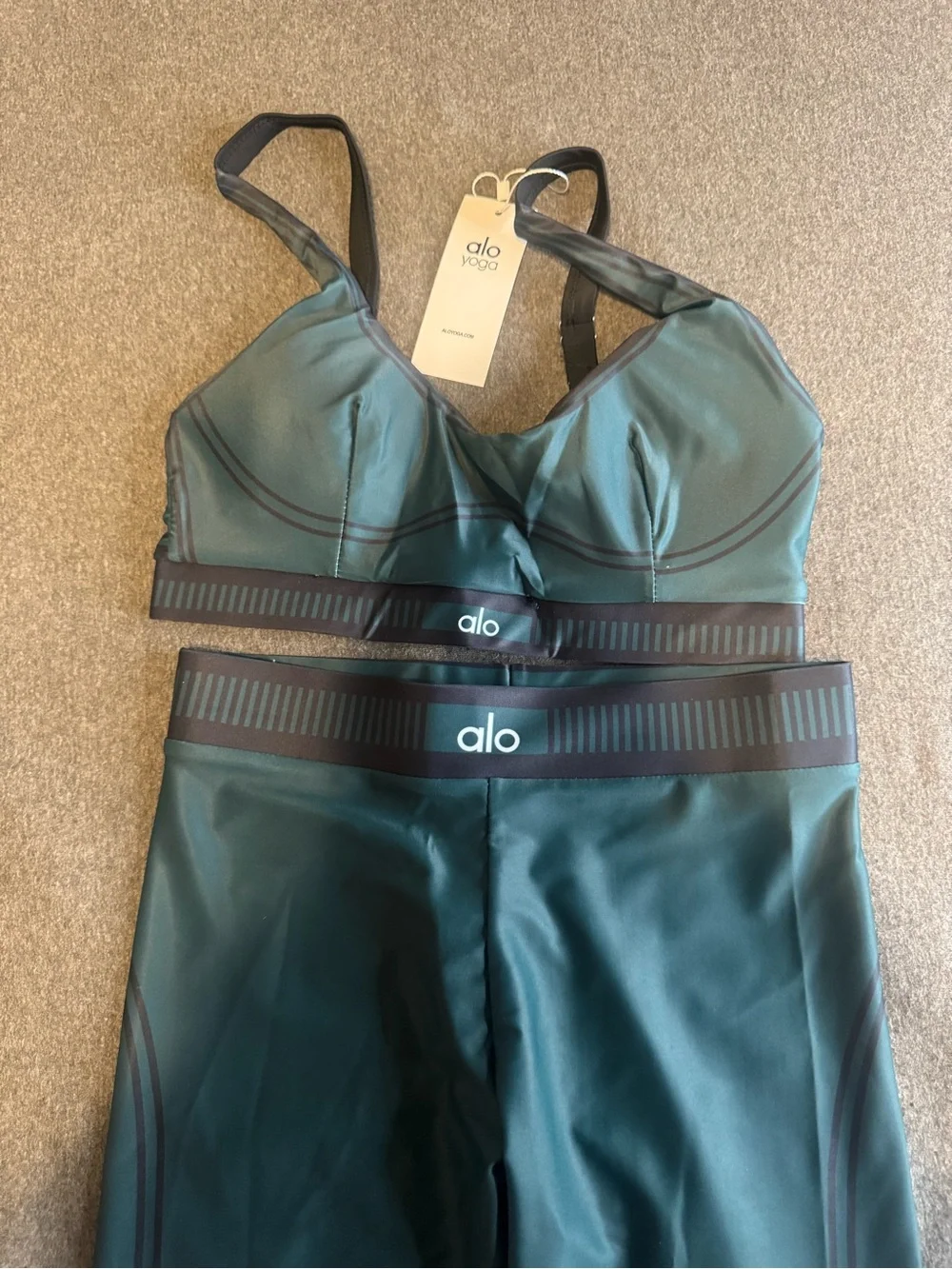 ALO Yoga Green & Black Two-Piece Sports Bra and Leggings Set